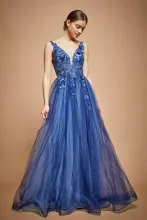 Una chica posando con un vestido azul 2