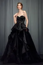 Una chica posando con un vestido negro