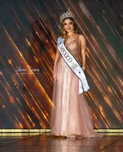 Una chica posando con un vestido rosa 3