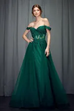 Una chica posando con un vestido verde 3