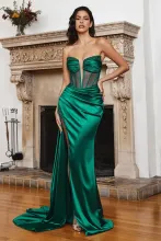 Una chica posando con un vestido verde